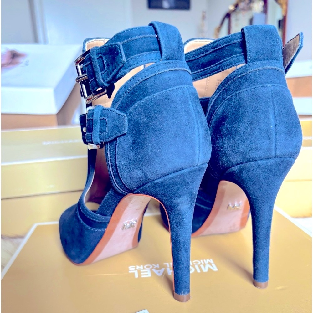 💋MICHEAL KORS BLAZE OPEN TO BOOTIE. 🦋IN A BEAUTIFUL SUEDE BLUE🦋THESE ARE HOT!